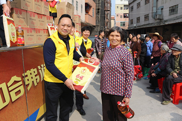 哈弗潤滑油向村民發放新年物資并送上新春祝福